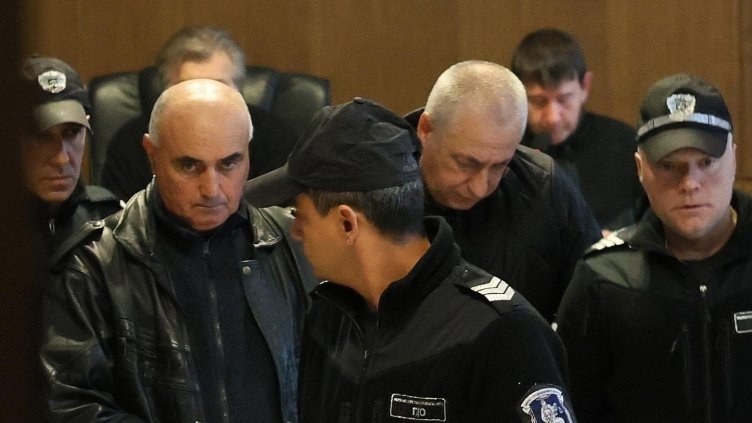 Оставиха в ареста служителите, искали рушвет на екипа на Роби Уилямс