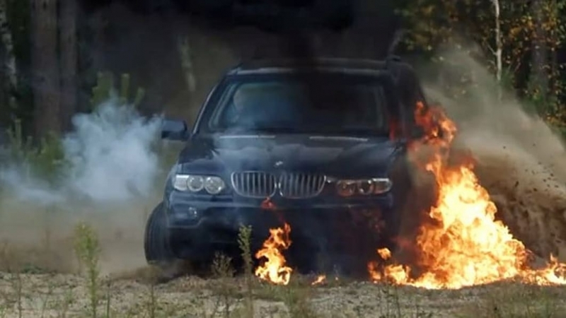 Млад мъж е запалил лъскав джип БМВ в Монтана посред