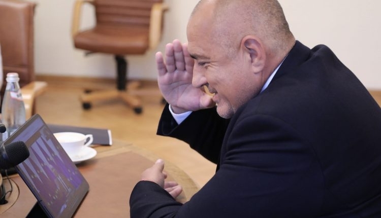Тулупът вдигна парите на чиновниците и остави без работа всички останали, добрата новина – ще бъде пометен от бунта на гладните