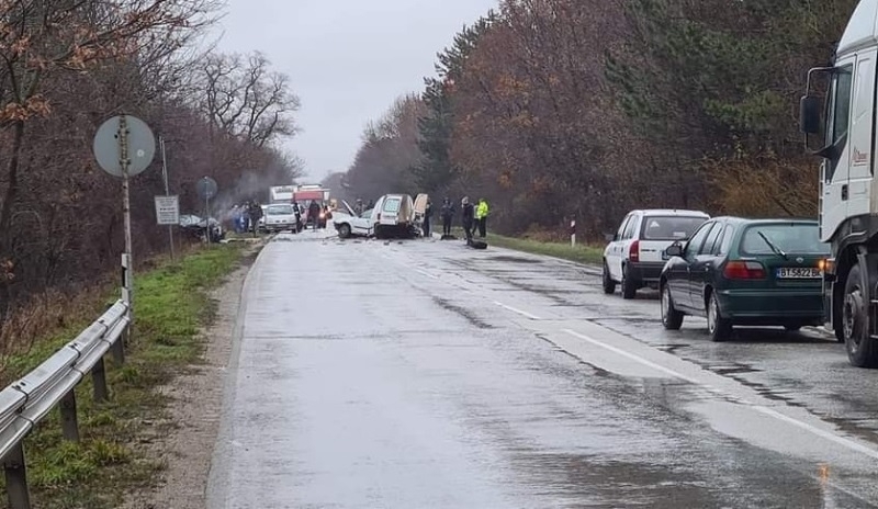 Тежка катастрофа между два леки автомобила временно е преустановено движението