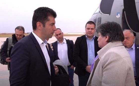 Българската делегация водена от премиера Кирил Петков пристигна на централната