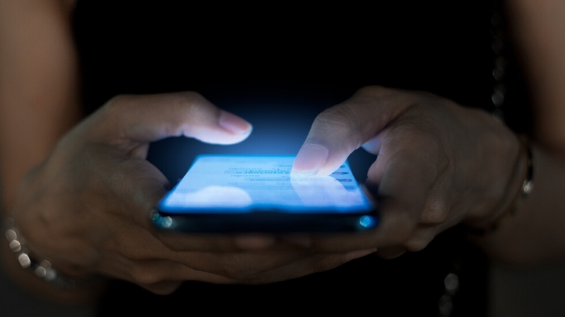 Жена на 47 години е превела на мъж представящ се