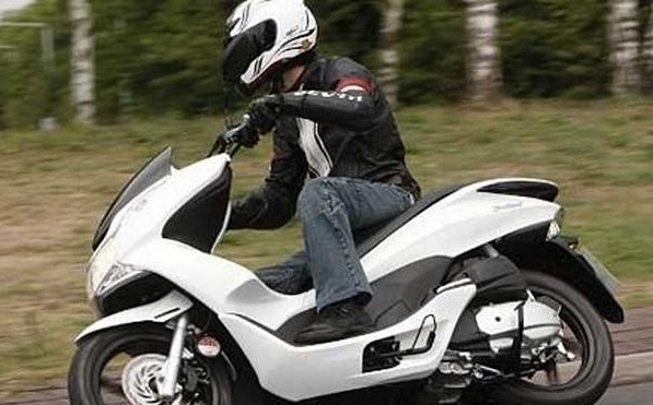 Униформени са заловили мъж с нередовен скутер в белослатинското село