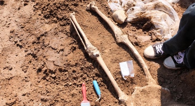 Гроб с костни останки, първоначално датирани от българското Средновековие 12-14