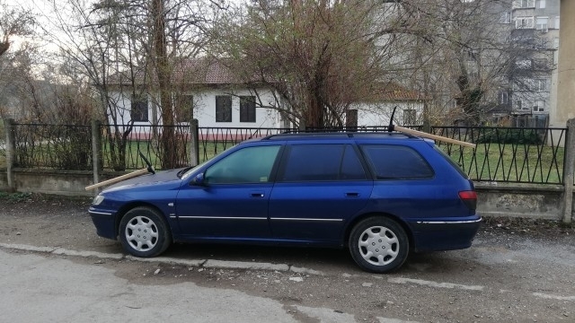 Лек автомобил осъмна с две забити в него кирки в