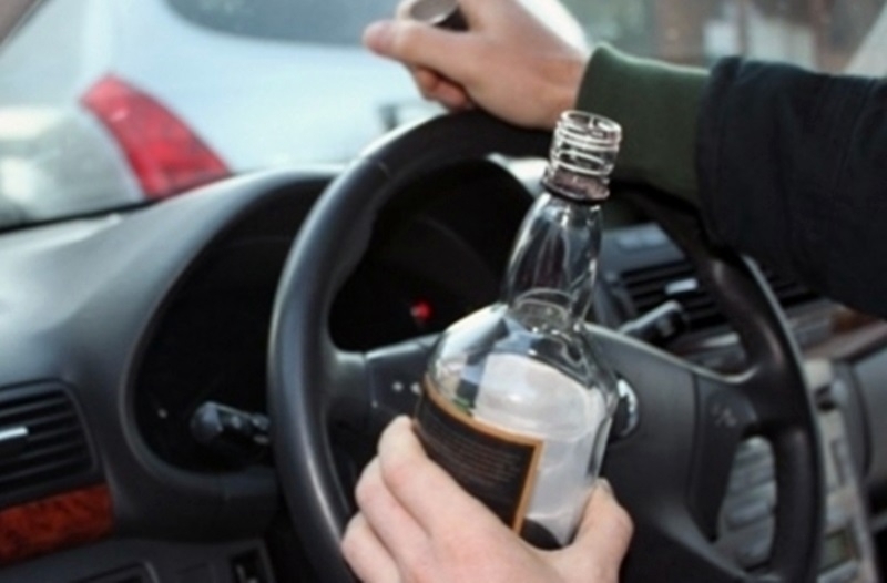 Полицията е заловила пиян шофьор да кара кола на път