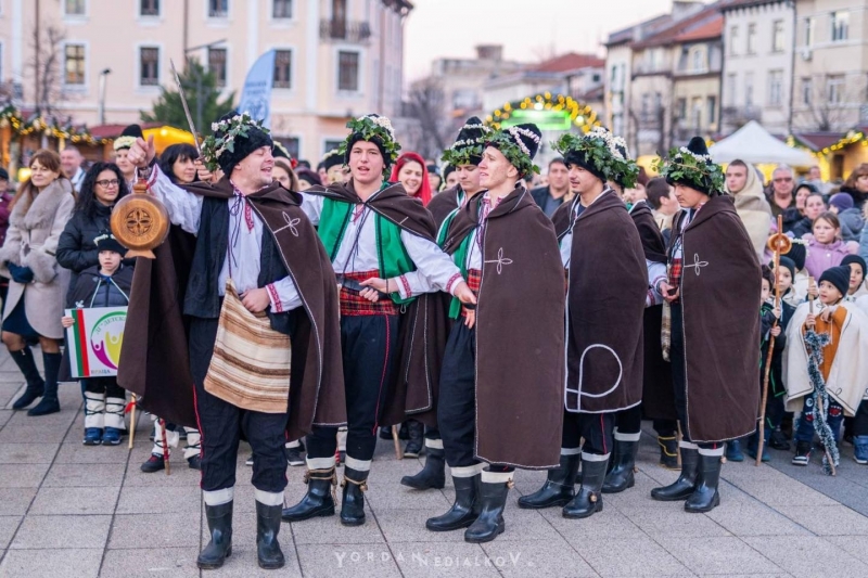 Вчера във Враца се проведе най голямото Коледарско шествие в страната