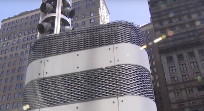 Странни метални кули които външно наподобяват ретранслатори никнат навсякъде из