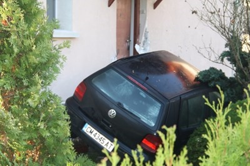 18 годишен младеж изскочи от пътя премина през ограда и се