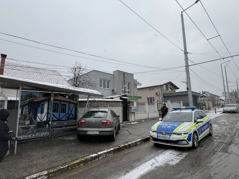 Извънредно! Кола се вряза в спирка, пълна с хора във Враца /снимки/