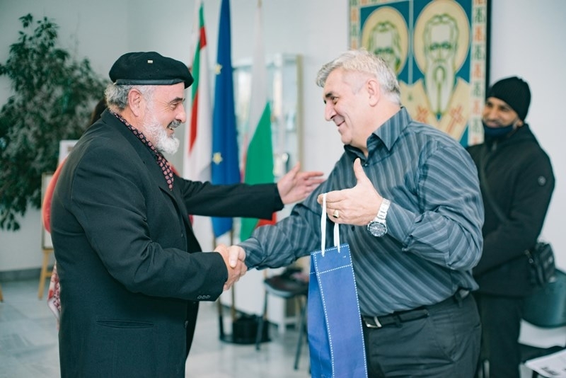 В навечерието на Рождественските празници самобитният мездренски художник Евгени Кучков