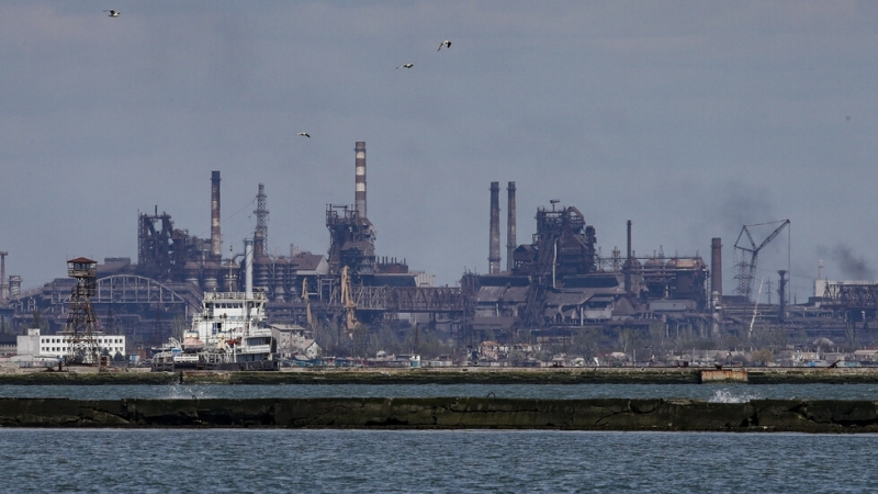 Десетки цивилни бяха евакуирани от Мариупол след седмици под обсада