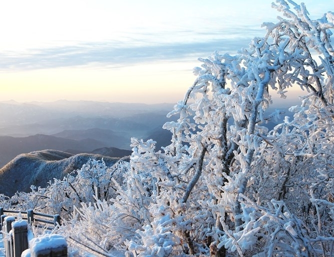 Снежна покривка покри Македония на места снегът достига над един