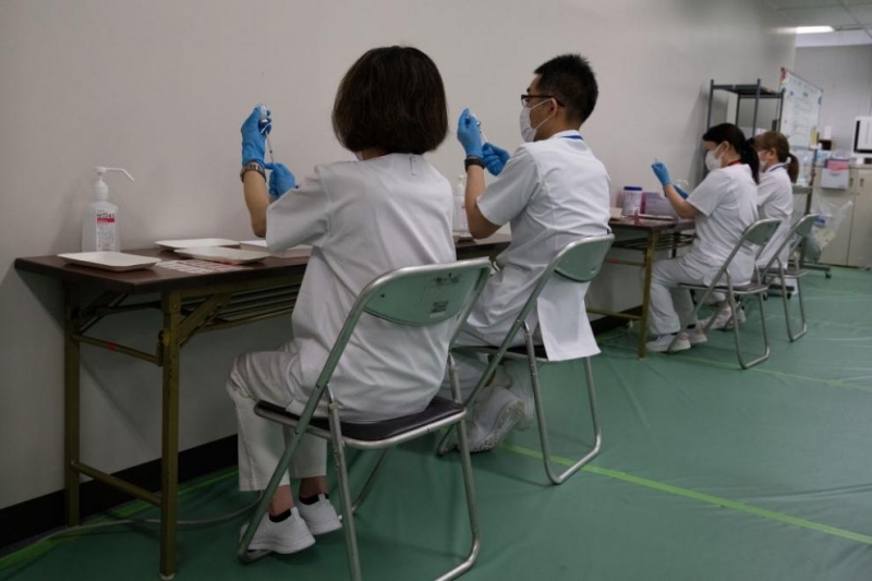 Япония мобилизира военни лекари и сестри за да ваксинира възрастни