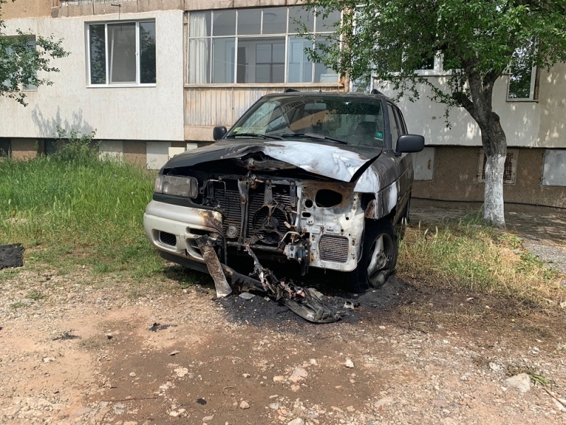 Тикнаха зад решетките бандита запалил джипа на младеж от Враца