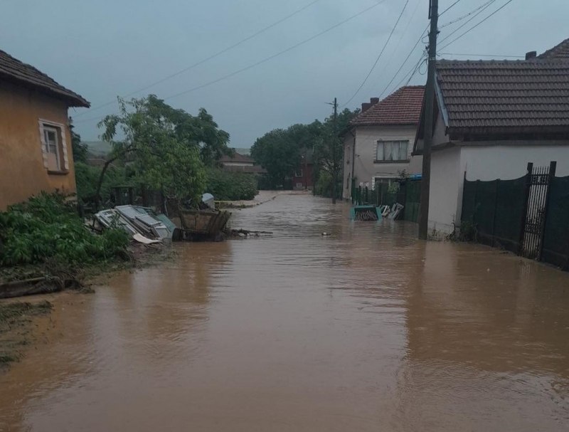 Проливният дъжд наводни къщи и пътни артерии в село Лиляче Кризисният
