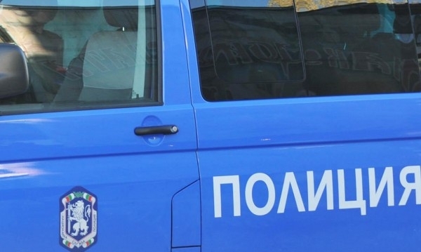 Mъж и жена са удряли полицаи с дървени колове в