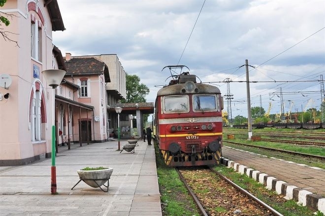 Удар! Арестуваха наркодилър на ж.п. гарата в Лом, откриха у него много пари и дрога