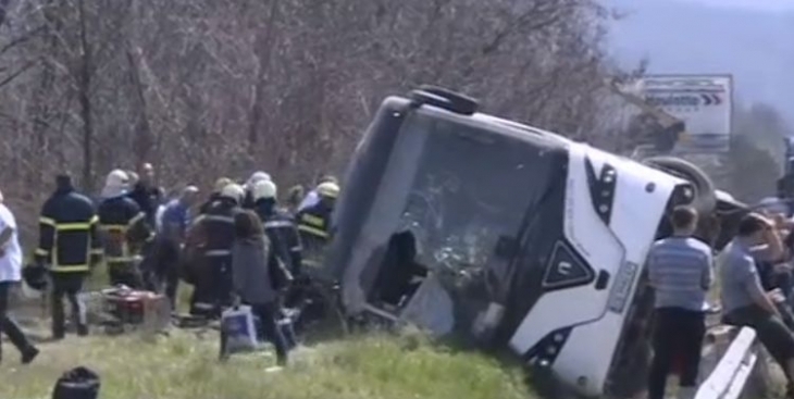 Сблъсък между пътнически автобус и микробус е станал на пътя