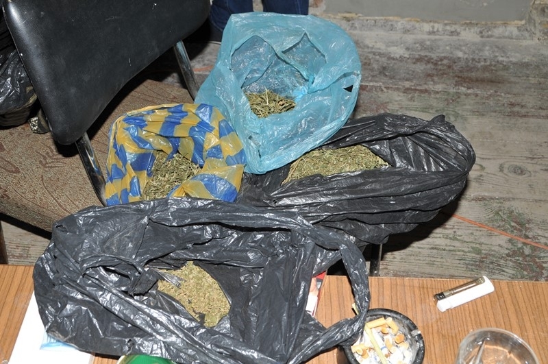 Почти килограм сух канабис иззели криминалисти в хода на проведена