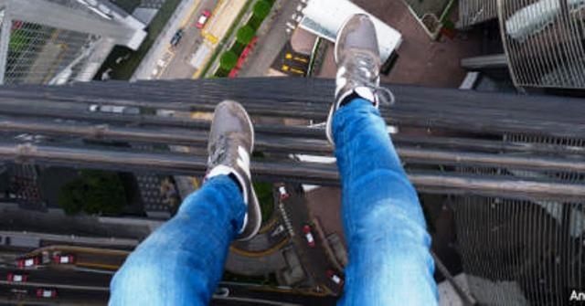 Полицейски служители са свалили снощи четиринайсет годишно момиче от покрив