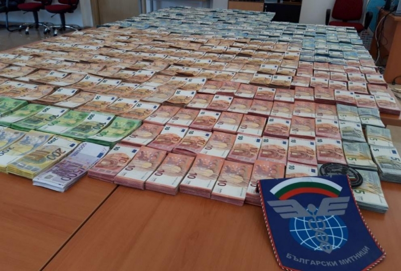 Откриха недекларирана валута за близо 200 бона на „Дунав мост 2“