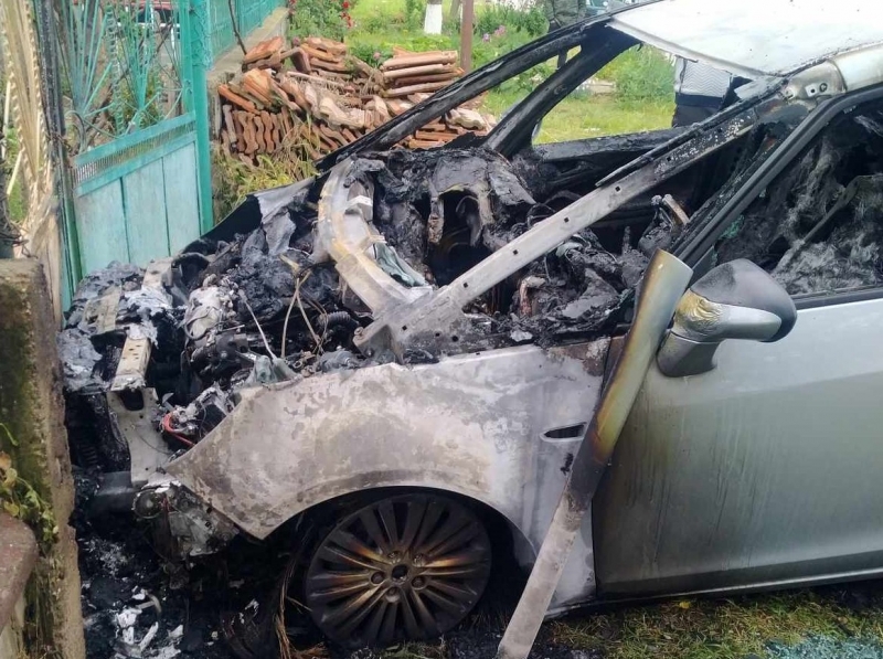 Агенция BulNews  се сдоби с първи снимки от колата, запалена