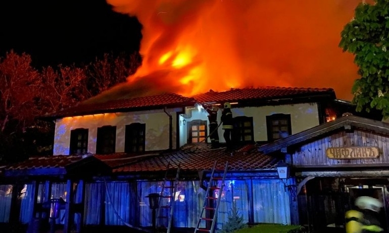Хотелски комплекс в старинната част на Казанлък изгоря Огънят тръгнал