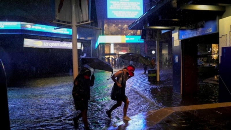 Най малко девет души са загинали след като внезапни наводнения и