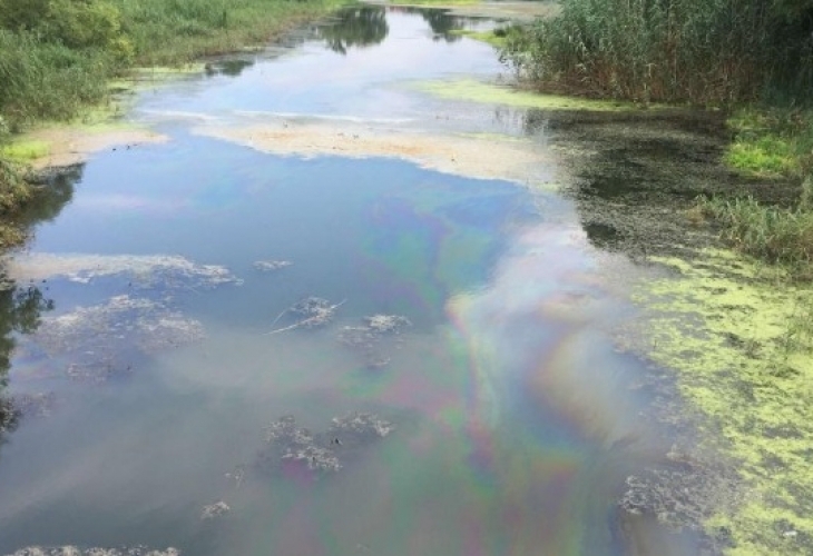 Разлив на петролен продукт в река Ахелой вдигна на крак