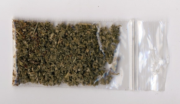 Полицията е хванала тийнейджър с два плика билка за пушене