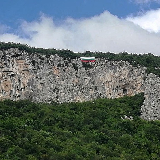 Младежи са украсили балкана над врачанското село Паволче с националния