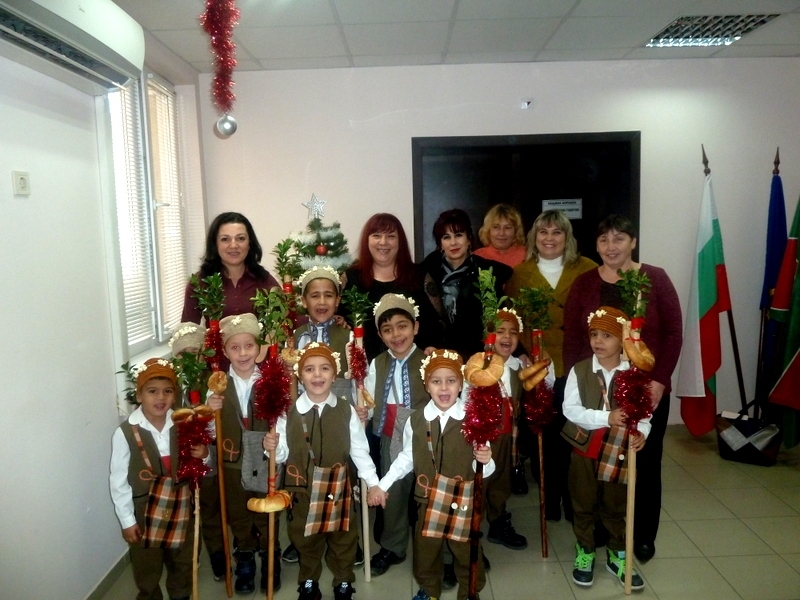 Общинската администрация в Борован посрещна малки гости с празнична фолклорна