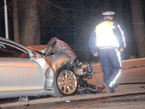 Бургазлийка с Пежо 208 отнесе бетонна чешма в кв Рудник