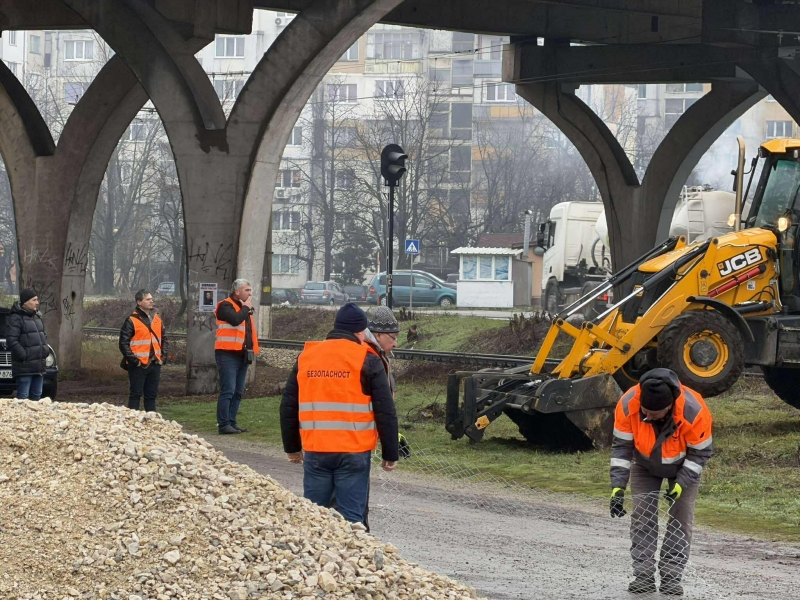 Напредва изграждането на ограничителните огради при жп прелезите във Враца /снимки/