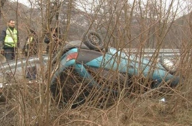 Лек автомобил Lexus Хибрид е катастрофирал в монтанското село Горни
