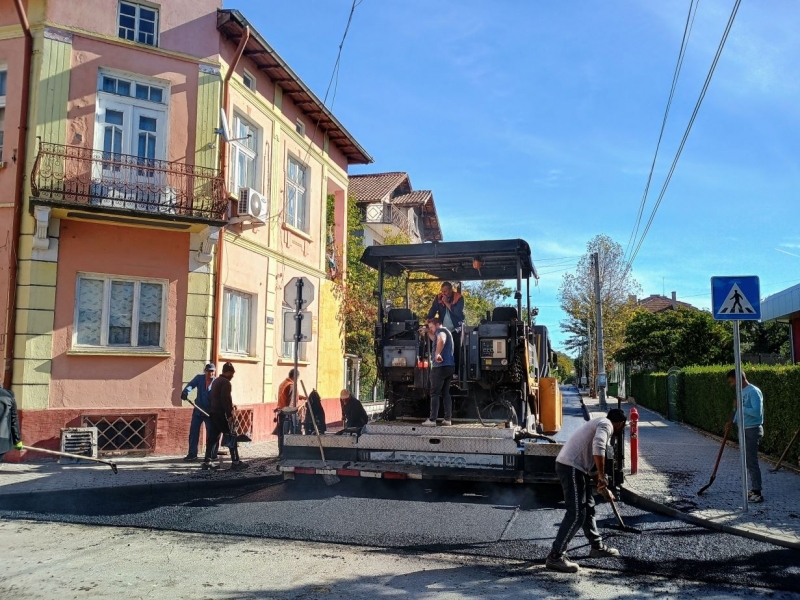 Продължава обновяването на градската улична мрежа в Мездра /снимки/