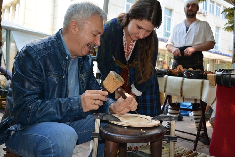 Кметът на Монтана Златко Живков хвана чука и длетото за