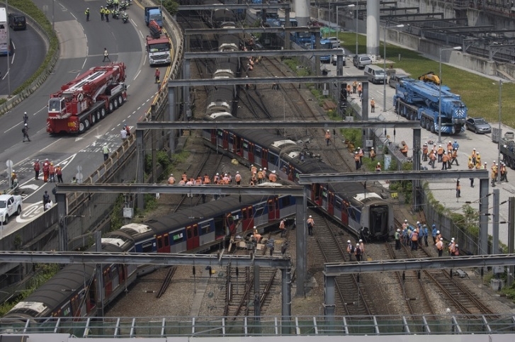 Пътнически влак дерайлира по време на сутрешния час пик в