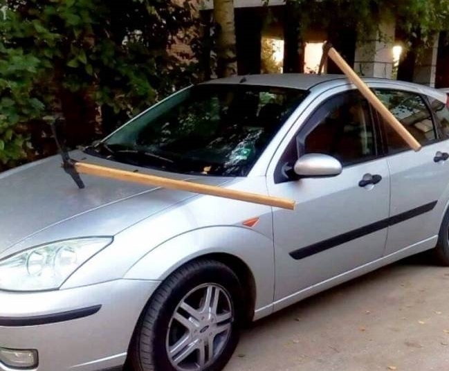 Като на кино! Забиха кирки в кола, взета под наем от жена във Видинско