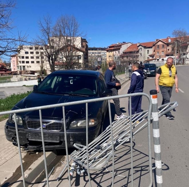 Пиян шофьор се заби в оградата на натоварен булевард във