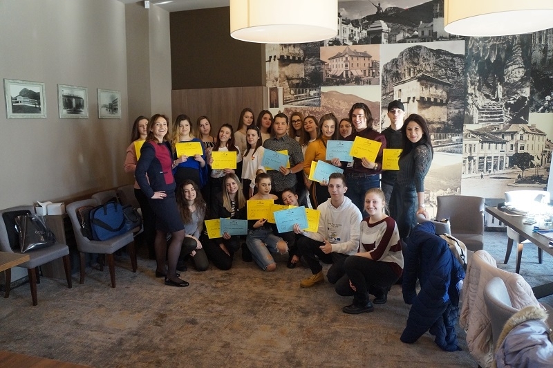 25 има ученици от 9 ти до 12 ти клас от СУ Христо