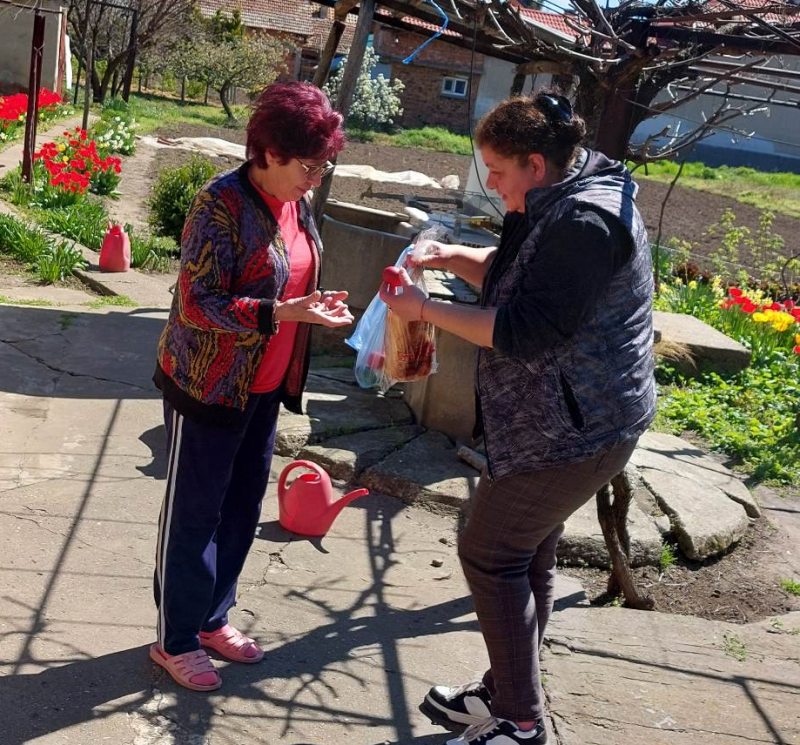 С козунак и боядисани яйца Община Оряхово зарадва възрастните и