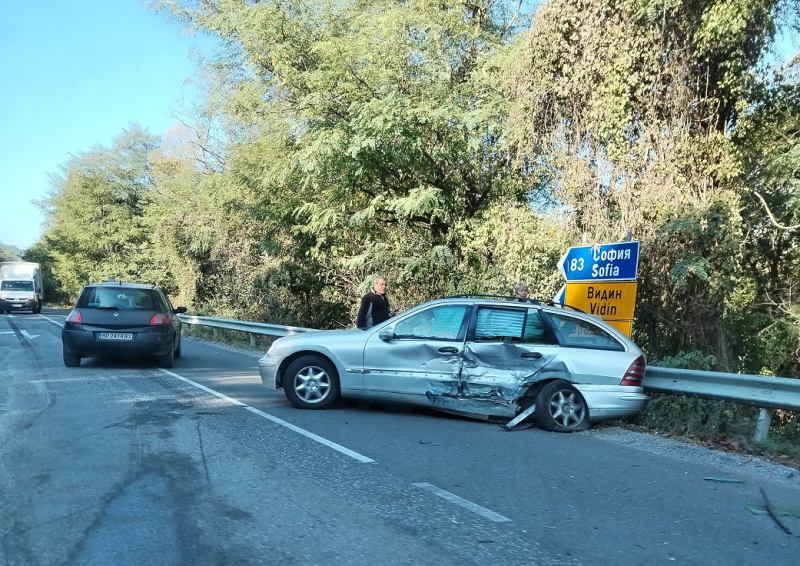 Две коли се блъснаха край Ребърково научи BulNews Пътният инцидент е