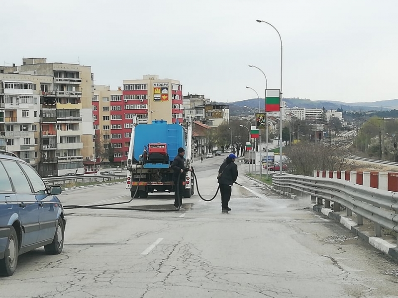 Измиване на улиците и изкърпване на компрометирани участъци започна тази