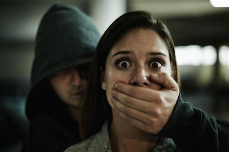 Млад мъж отвлече 18 годишно момиче съобщиха от полицията На 5 март вечерта в