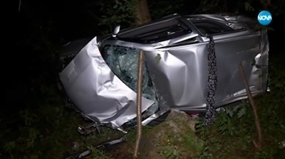 Момче и момиче бяха ранени след като кола се обърна