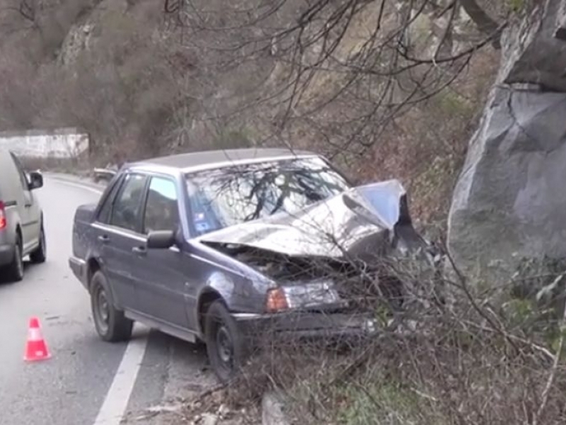 Пиян шофьор е катастрофирал в крайпътни скали на пътя между