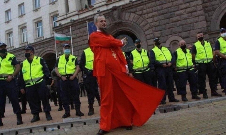 Протестърът отец Дионисий е със спукан гръден кош след като