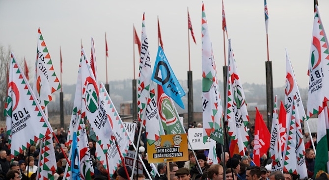 Стотици унгарци излязоха снощи на протест с искане за оставката
